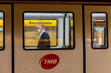 Barselona, İspanya. 8 Nisan 2020. İspanya 'daki Covid bağlantılı alarm durumunda Barceloneta metro istasyonundaki alışılmadık boş konvoylar