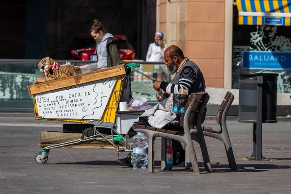 Barcelona España Abril 2020 Hombre Sin Hogar Sentado Plaza Del — Foto de Stock