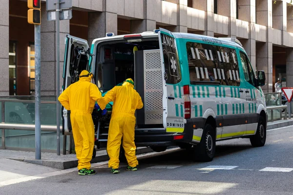 Barcelona Espanha Abril 2020 Trabalhadores Saúde Uniformizados Que Transportam Paciente — Fotografia de Stock