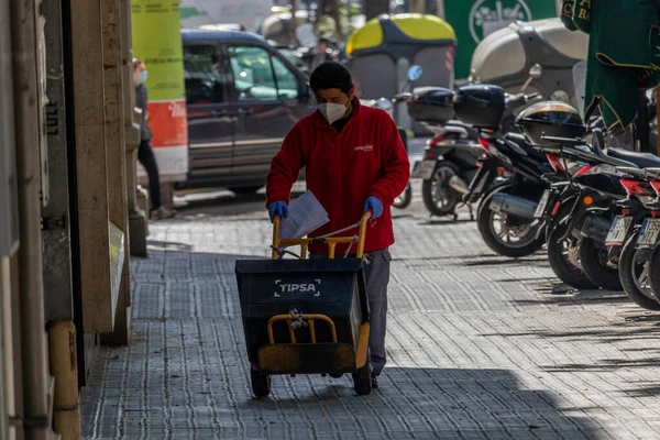 Barcelona España Abril 2020 Hombre Entregando Paquetes Durante Estado Alerta — Foto de Stock