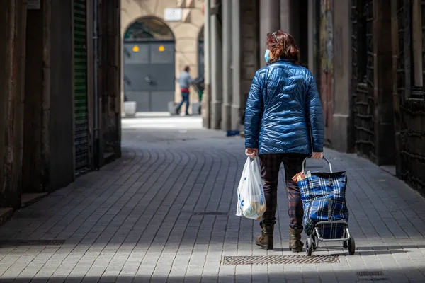 Barcelona España Abril 2020 Mujer Haciendo Compras Barrio Barcelona Born — Foto de Stock