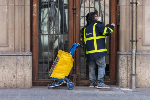 Barcelona España Abril 2020 Cartero Entregando Correo Durante Estado Alerta — Foto de Stock