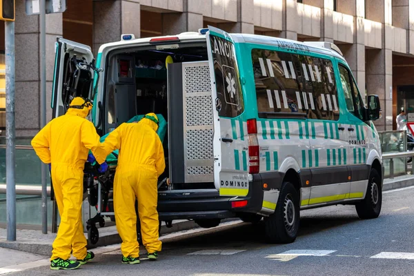 Barcelona Espanha Abril 2020 Trabalhadores Saúde Uniformizados Que Transportam Paciente — Fotografia de Stock