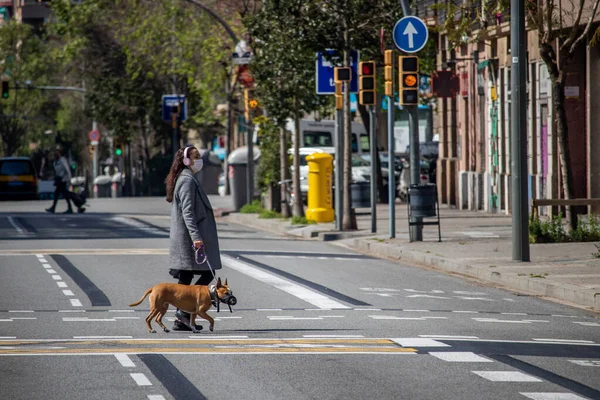 Barcelona España Abril 2020 Mujer Paseando Perro Por Una Calle — Foto de Stock