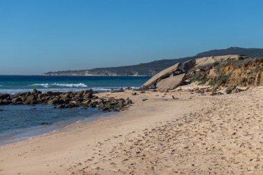 Akdeniz 'in Atlantik okyanusuyla buluştuğu Tarifa yakınlarındaki boş Bolonya plajı.
