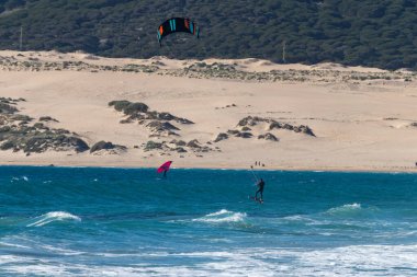 Tarifa, İspanya. 3 Şubat 2020. Birçok uçurtmacı Atlantik Okyanusu 'nda spor yapıyor. Rüzgarlı Bolonya plajı yakınlarında.