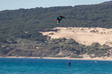 Tarifa, İspanya. 3 Şubat 2020. Atlantik Okyanusu 'nda, rüzgarlı Bolonya sahilinin yakınında bir uçurtma.