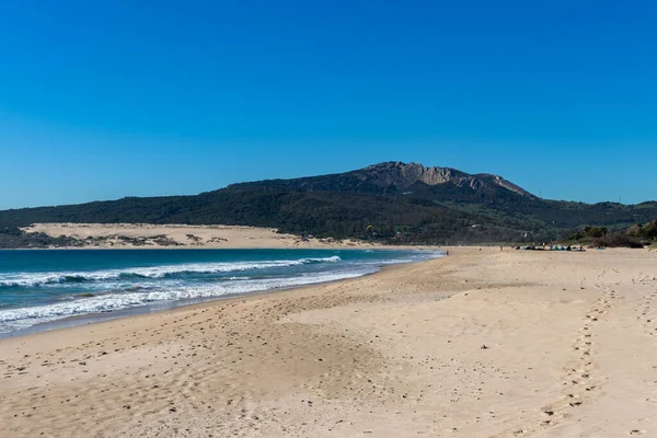 Praia Vazia Bolonia Perto Tarifa Onde Mar Mediterrâneo Encontra Oceano — Fotografia de Stock