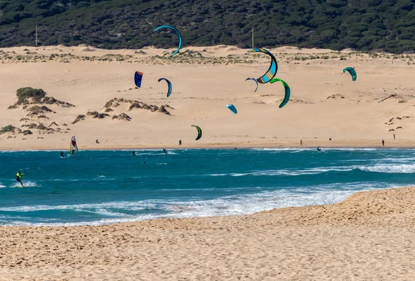 Tarifa Espanha Fevereiro 2020 Muitos Kitesurfistas Praticam Esportes Oceano Atlântico — Fotografia de Stock