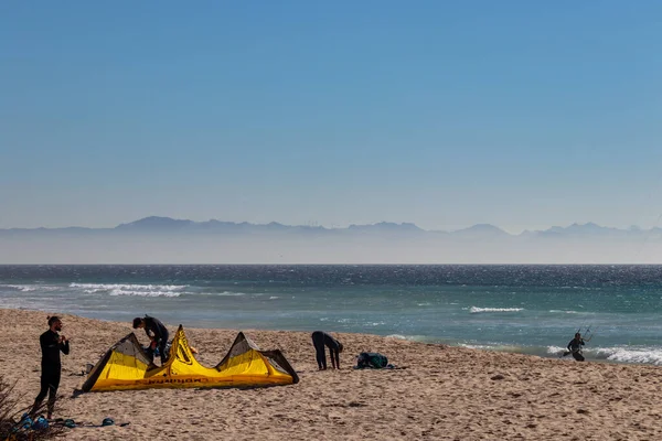 Tarifa Cádiz Febrero 2020 Kitesurfistas Preparándose Para Agua Cerca Playa — Foto de Stock