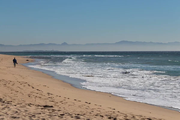 Tarifa Espanha Fevereiro 2020 Homem Caminhando Sozinho Praia Bolonia Perto — Fotografia de Stock