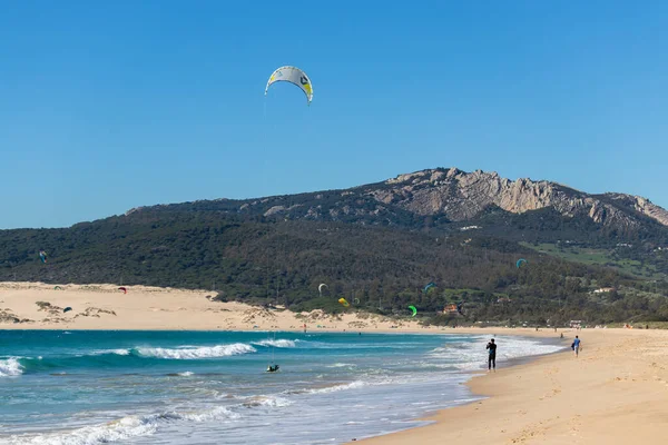 Tarifa Espanha Fevereiro 2020 Muitos Kitesurfistas Praticam Esportes Oceano Atlântico — Fotografia de Stock