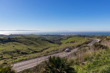 Tarifa, İspanya. 3 Şubat 2020. Tarifa yakınlarındaki yol, Endülüs 'ün güneyindeki en güney noktası, Afrika yakınlarında.