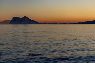 İspanya 'da Alcaidesa sahilinden gün batımında Cebelitarık Kayası görüldü