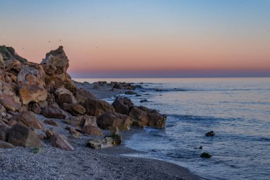 Gün batımında Cebelitarık yakınlarında Endülüs 'teki boş Alcaidesa plajı.