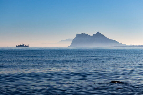 Судно, направляющееся в сторону Гибралтарской скалы, наблюдаемое из Андалусии в Испании
