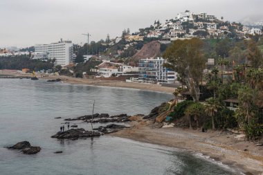 Malaga, İspanya. 4 Şubat 2020. Costa del Sol 'daki Benalmadena plajında bulutlu bir hava var.