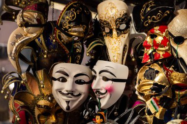 Venedik, İtalya. 10 Ocak 2019. Geleneksel Venedik karnaval maskeleri Venedik 'te açıkta