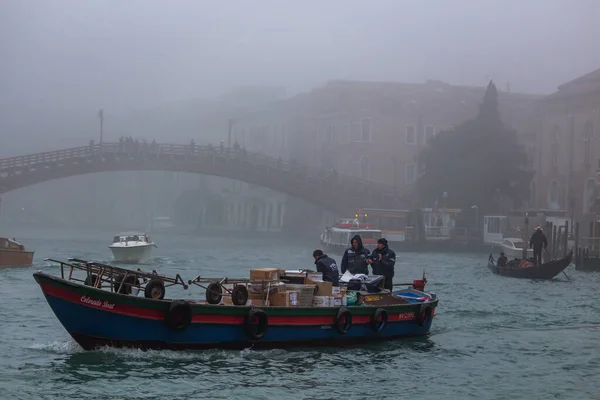 Venice Italy January 9Th 2019 Boat Transporting Goods Foggy Grand — Stock Photo, Image