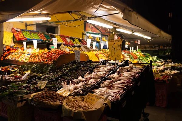 イタリアのヴェネツィア 2019年1月9日 ヴェネツィアで果物や野菜を販売する地元の食料品店 — ストック写真
