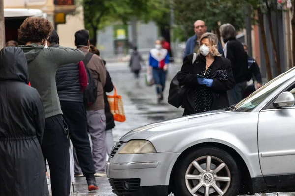 Barcelona España Abril 2020 Multitud Esperando Fila Bajo Lluvia Supermercados — Foto de Stock