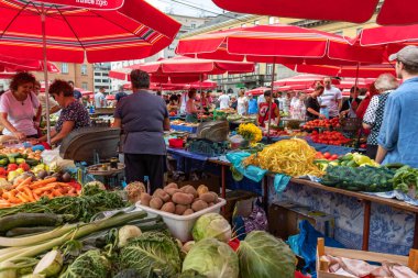 Zagreb, Hırvatistan. 11 Ağustos, 2019. Yerel ve turistler Zagreb 'in orta kesimindeki popüler Dolac pazarından alışveriş yapıyorlar