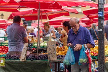 Zagreb, Hırvatistan. 11 Ağustos, 2019. Yerel ve turistler Zagreb 'in orta kesimindeki popüler Dolac pazarından alışveriş yapıyorlar