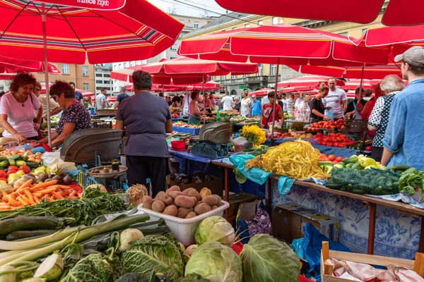 Zagreb, Hırvatistan. 11 Ağustos, 2019. Yerel ve turistler Zagreb 'in orta kesimindeki popüler Dolac pazarından alışveriş yapıyorlar