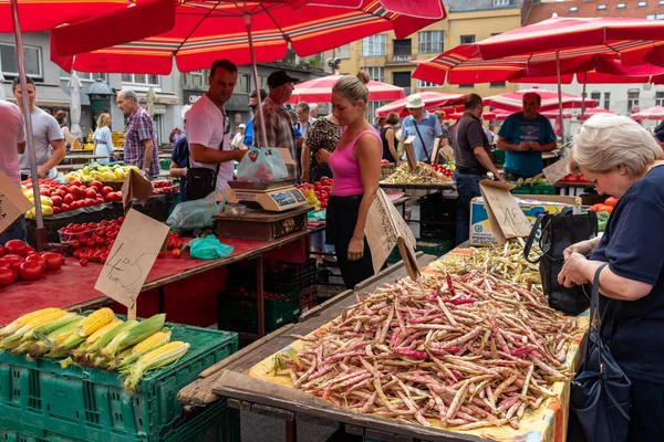 クロアチアのザグレブ 2019年8月11日 ザグレブ中央部の人気ドラック市場で食料品を購入する地元の人や観光客 — ストック写真