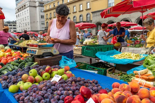 クロアチアのザグレブ 2019年8月11日 ザグレブ中央部の人気ドラック市場で食料品を販売している地元の バビカ — ストック写真