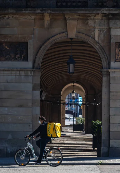 Barcelona España Abril 2020 Glovo Repartidor Bicicletas Por Las Calles — Foto de Stock