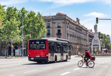 Barselona, İspanya. 25 Nisan, 2020. Covid Kilitleme sırasında Barcelona 'nın neredeyse boş sokakları