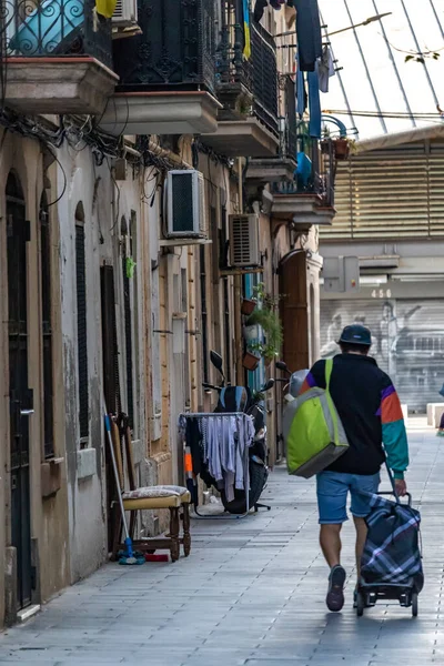 Barcelona España Abril 2020 Hombre Caminando Con Una Bolsa Compras — Foto de Stock