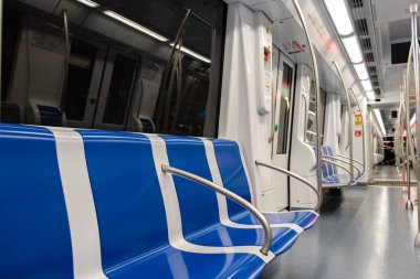 Barselona, İspanya. 26 Nisan 2020 'de. Coronavirus tecridi sırasında Barcelona metrosunun boş vagonu.