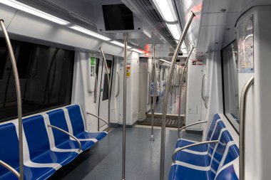 Barselona, İspanya. 26 Nisan 2020 'de. Coronavirus tecridi sırasında Barcelona metrosunun boş vagonu.