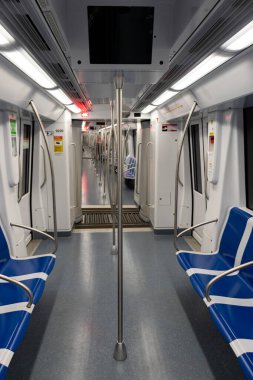 Barselona, İspanya. 26 Nisan 2020 'de. Coronavirus tecridi sırasında Barcelona metrosunun boş vagonu.