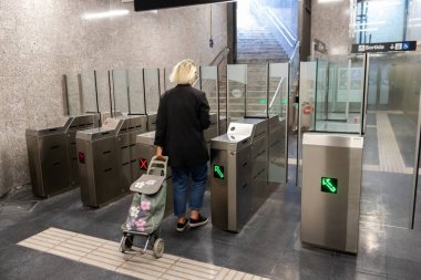 Barselona, İspanya. 26 Nisan 2020 'de. Coronavirus tecridi sırasında Barcelona 'daki boş bir metro istasyonundan ayrılan yolcu