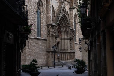 Barselona, İspanya. 26 Nisan 2020 'de. Kilit altına alındığı sırada Santa Maria del Mar Katedrali ve Doğan Bölgesi 'nin boş caddesi