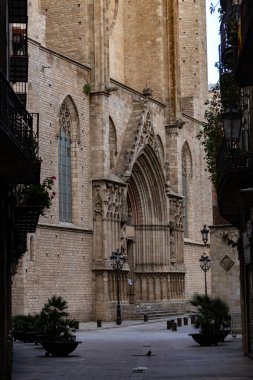 Barselona, İspanya. 26 Nisan 2020 'de. Kilit altına alındığı sırada Santa Maria del Mar Katedrali ve Doğan Bölgesi 'nin boş caddesi