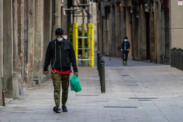 Barcelona España Abril 2020 Hombre Caminando Por Una Calle Vacía — Foto de Stock