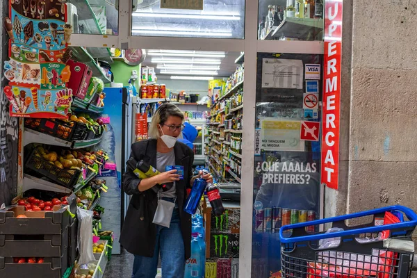 スペインのバルセロナ 2020年4月26日 Covidのロックダウン中にバルセロナのスーパーマーケットで食料品店をやっている保護マスクを身に着けている女性 — ストック写真