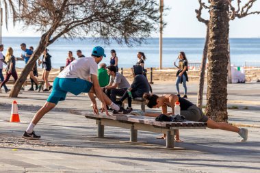 Barselona, İspanya. 3 Mayıs 2020. Karantina devam ederken, sabahları sahilde esneme hareketleri devam ediyor.