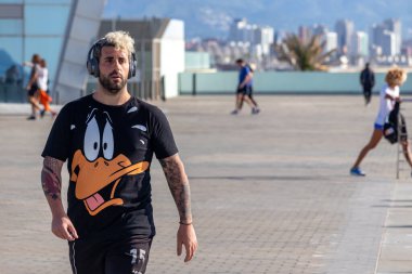 Barselona, İspanya. 3 Mayıs 2020. İzinli saatlerde plajda spor faaliyetleri yapan bir sürü insan var ve tecrit devam ediyor.