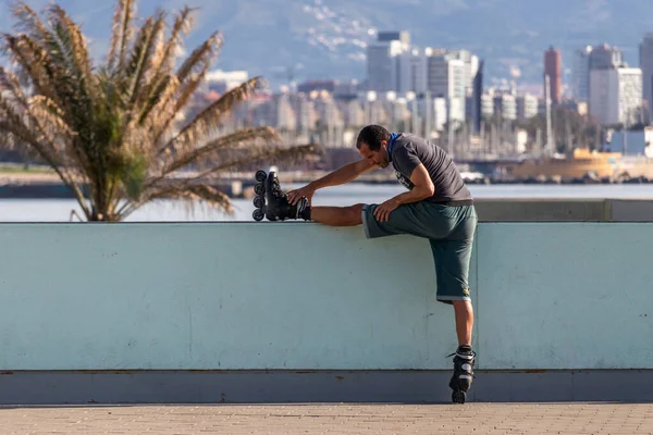 Barcelona España Mayo 2020 Hombre Patines Que Extienden Mañana Playa — Foto de Stock