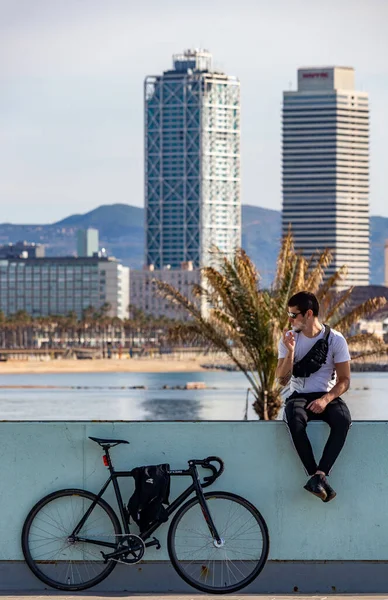 Barcelona España Mayo 2020 Hombre Descansando Cerca Playa Después Montar — Foto de Stock