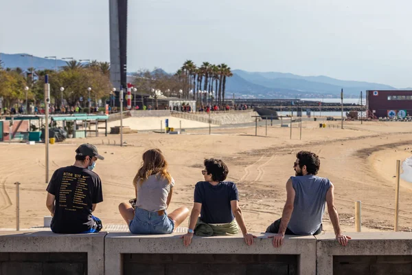 Barcelona Spain 3Rd May 2020 Group Friends Sitting Beach Barcelona — Stock Photo, Image