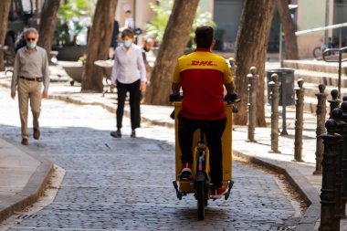 Barselona, İspanya. 4 Mayıs 2020. Covid Kilitleme sırasında Barselona şehir merkezinden bisikletli bir teslimatçı eşyalar taşıyordu.