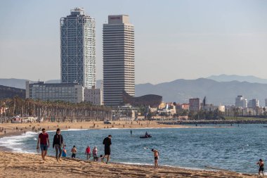 Barselona, İspanya. 8 Mayıs 2020. Barceloneta sahilindeki insanlar. Cuma gününden itibaren, Barcelona plajlarını sadece yüzme ve sörf gibi bireysel spor etkinlikleri için yeniden açtı. Plaja giriş polis tarafından kontrol ediliyor..