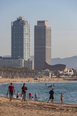 Barselona, İspanya. 8 Mayıs 2020. Barceloneta sahilindeki insanlar. Cuma gününden itibaren, Barcelona plajlarını sadece yüzme ve sörf gibi bireysel spor etkinlikleri için yeniden açtı. Plaja sabah 6 'dan sabah 10' a kadar giriş izni var.
