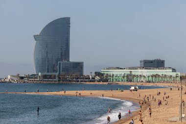 Barselona, İspanya. 8 Mayıs 2020. Barceloneta sahilindeki insanlar. Cuma gününden itibaren, Barcelona plajlarını sadece yüzme ve sörf gibi bireysel spor etkinlikleri için yeniden açtı. Plaja giriş polis tarafından kontrol ediliyor.